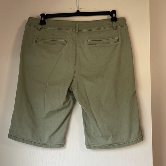 Women’s Loft Khaki Green Shorts, Size 12 - Picture 3 of 6